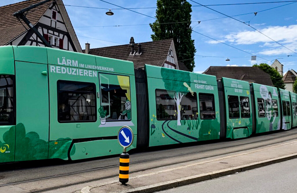 Tram in Basel Stadt mit Illustrationen von Illunauten