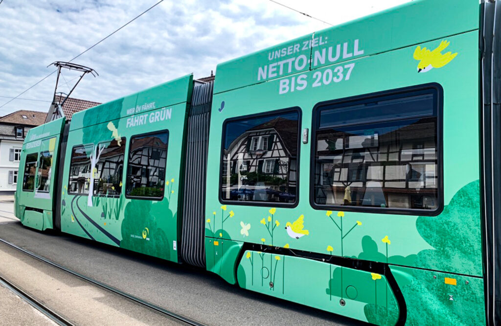 Tram in Basel Stadt mit Illustrationen von Illunauten